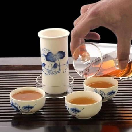 匠心交融 青花陶瓷与玻璃共绘的现代茶艺美学